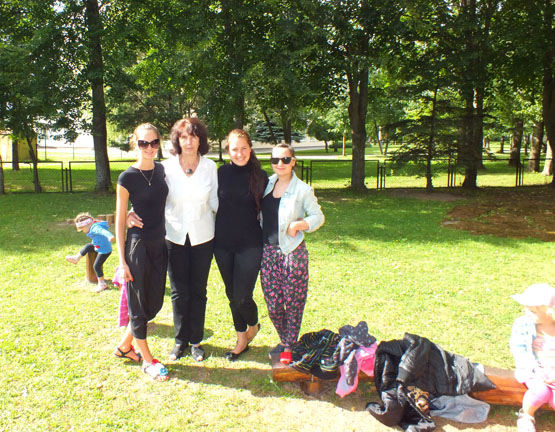 Direktorė Z.Matuzonienė su studentėmis Direktorė Z.Matuzonienė su studentėmis