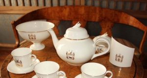 Krašto muziejaus arbatos servizus puošia grafų Tyzenhauzų ir Pšezdzieckių herbai. D.Zibolienės nuotr.