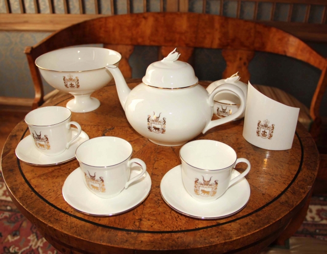 Krašto muziejaus arbatos servizus puošia grafų Tyzenhauzų ir Pšezdzieckių herbai. D.Zibolienės nuotr.