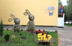 Rokiškėnai puošėsi miesto šventei Nuotaikingi „Pumpurėlio“ lopšelio-darželio kiškiai. N.Byčkovskio nuotr.