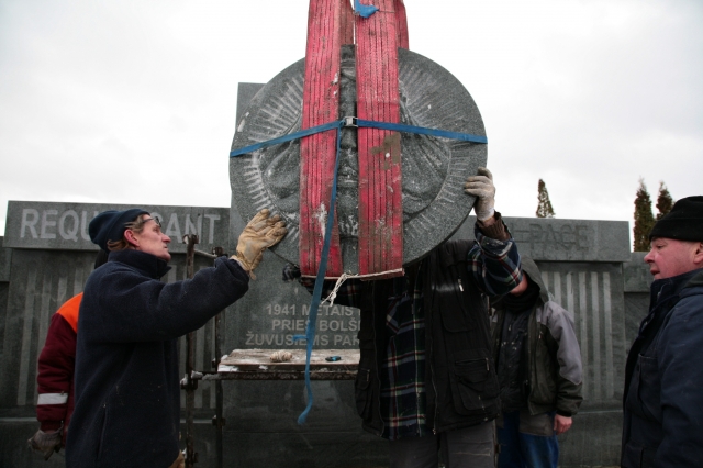 Paminklo statymo momentas. R. Pupelio nuotr. Paminklo statymo momentas. R. Pupelio nuotr.