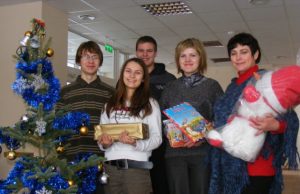 Evelinai Pupelienei (antra iš dešinės) rokiškėnų aukas ir dovanas perduoda akcijos organizatoriai  Gintas Trumpa (iš kairės)