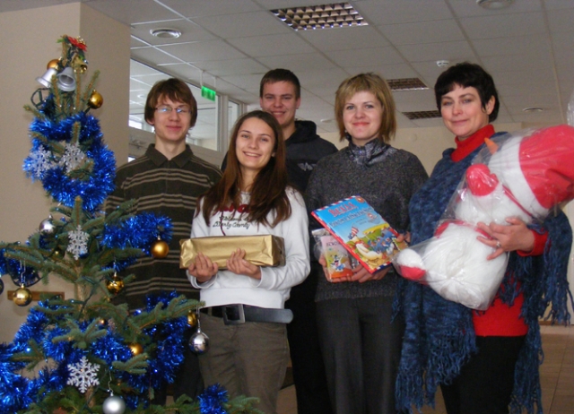 Evelinai Pupelienei (antra iš dešinės) rokiškėnų aukas ir dovanas perduoda akcijos organizatoriai  Gintas Trumpa (iš kairės)