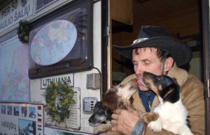 Pupų Dėdė linksmino rokiškėnus Pupų Dėdės didžiausias turtas – numylėtiniai pudeliai. D.Zibolienės nuotr.