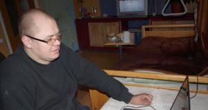 Po traumos Marius Purtulys su aplinkiniu pasauliu bendrauja internetu. D.Zibolienės nuotr.