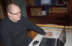 Po traumos Marius Purtulys su aplinkiniu pasauliu bendrauja internetu. D.Zibolienės nuotr.