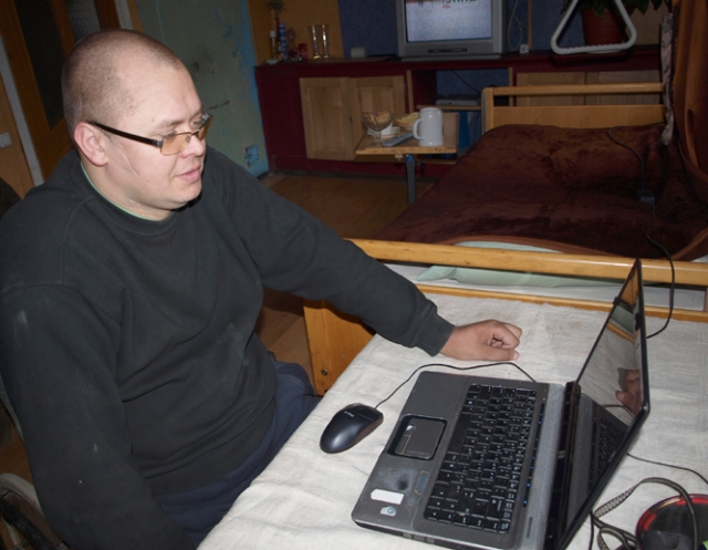 Po traumos Marius Purtulys su aplinkiniu pasauliu bendrauja internetu. D.Zibolienės nuotr.
