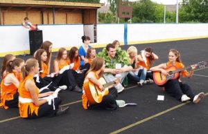 Simas Raupys pergalėmis išlepino Juodupę Pasaulio čempionato bronzos medalio laimėtojo Simo Raupio sutiktuvių akimirka: kartu su draugais iš grupės „Nox“ krepšininkas dainavo dainą apie likimą. L. Dūdaitės nuotr.