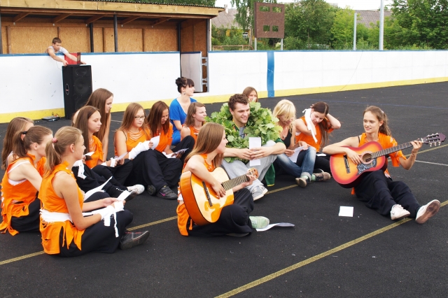 Pasaulio čempionato bronzos medalio laimėtojo Simo Raupio sutiktuvių akimirka: kartu su draugais iš grupės „Nox“ krepšininkas dainavo dainą apie likimą. L. Dūdaitės nuotr. Pasaulio čempionato bronzos medalio laimėtojo Simo Raupio sutiktuvių akimirka: kartu su draugais iš grupės „Nox“ krepšininkas dainavo dainą apie likimą. L. Dūdaitės nuotr.