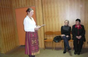 Rageliuose – poetinis ir dainingas ruduo Ragelių seniūnaitė Laimutė Stakėnienė skaito eilėraštį apie rudenį. Asmeninio archyvo nuotr.