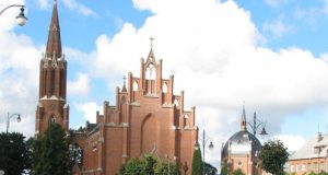 Sekmadienio šv. Mišias Rokiškio šv. Mato bažnyčioje trikdė mašinų gausmas. D.Zibolienės nuotr.