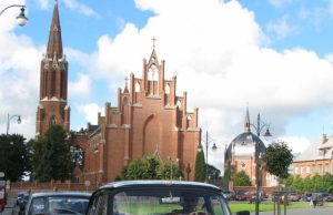 Motorų griausmas ir tranki muzika supykdė tikinčiuosius Sekmadienio šv. Mišias Rokiškio šv. Mato bažnyčioje trikdė mašinų gausmas. D.Zibolienės nuotr.