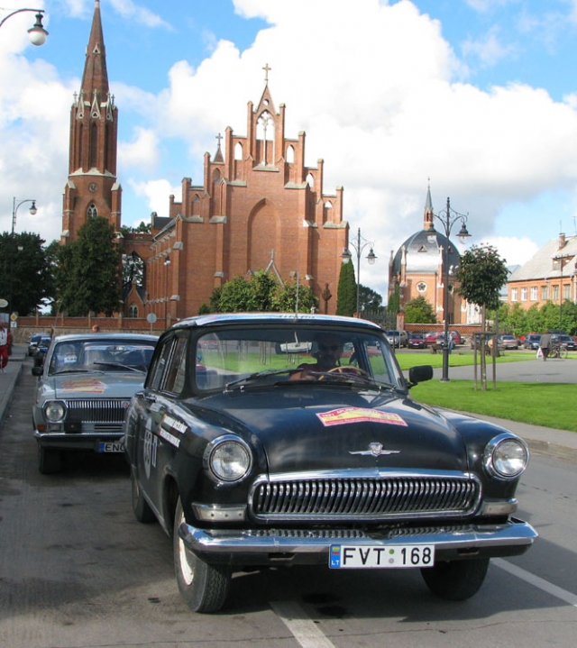 Sekmadienio šv. Mišias Rokiškio šv. Mato bažnyčioje trikdė mašinų gausmas. D.Zibolienės nuotr.