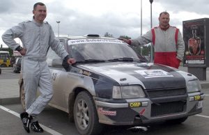 Rajono lenktynininkams – ralio sidabras „Utenos pavasario“ ralio antrosios vietos laimėtojai V.Daudžvardis (dešinėje) ir P.Šiaučiūnas. V.Daudžvardžio archyvo nuotr.