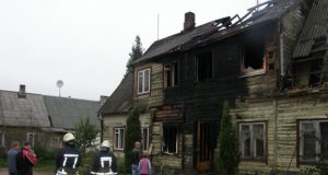 Ugnies suniokotas   daugiabutis paženklintas baisia tragedija – penkių žmonių žūtimi. Tokio tragiško gaisro rajone nebūta kelis dešimtmečius. A.Minkevičienės nuotr.