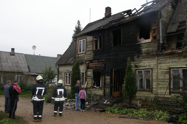 Ugnies suniokotas daugiabutis paženklintas baisia tragedija – penkių žmonių žūtimi. Tokio tragiško gaisro rajone nebūta kelis dešimtmečius. A.Minkevičienės nuotr. Ugnies suniokotas daugiabutis paženklintas baisia tragedija – penkių žmonių žūtimi. Tokio tragiško gaisro rajone nebūta kelis dešimtmečius. A.Minkevičienės nuotr.