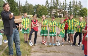 Jauniesiems žaidėjams – futbolo federacijos dovanos Lietuvos futbolo federacijos projektų vadybininko V.Rastenio patarimų įdėmiai klausėsi jaunieji Jūžintų ir Juodupės futbolininkai. L.Dūdaitės nuotr.