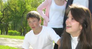 9c klasės moksleiviai Edvinas Mačiekus ir Laurita Laškova padėjo Juozo Tumo-Vaižganto vidurinės mokyklos komandai iškovoti antrąją vietą. N.Byčkovskio nuotr.