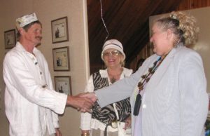 Paroda: atvyko paskutinis, išvyko… apsivogęs? Parodos atidarymo šventės pradžioje - susitikimo malonumai