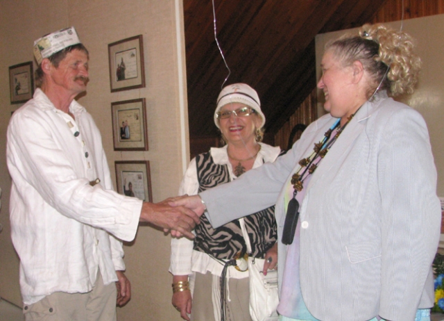 Parodos atidarymo šventės pradžioje - susitikimo malonumai Parodos atidarymo šventės pradžioje - susitikimo malonumai