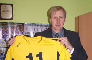 Jaunuosius tinklininkus mokys pagal geriausiųjų metodiką Treneris Vilmantas Raupys demonstravo jaunųjų tinklininkų komandos marškinėlius. L. Dūdaitės nuotr.