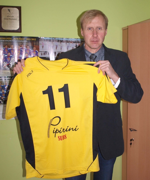 Treneris Vilmantas Raupys demonstravo jaunųjų tinklininkų komandos marškinėlius. L. Dūdaitės nuotr. Treneris Vilmantas Raupys demonstravo jaunųjų tinklininkų komandos marškinėlius. L. Dūdaitės nuotr.