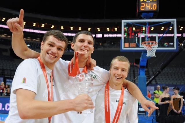 Simas (kairėje) su rinktinės draugais džiaugėsi bronzos medaliais. Pasaulio čempionato tinklalapio nuotr.