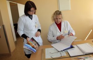 Gydytoja Simona Janauskienė (kairėje) ir slaugytoja Danguolė Sirė pacientų registracijos knygose ieškojo statistikos duomenų.