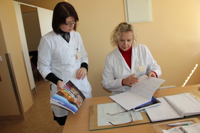 Gydytoja Simona Janauskienė (kairėje) ir slaugytoja Danguolė Sirė pacientų registracijos knygose ieškojo statistikos duomenų.