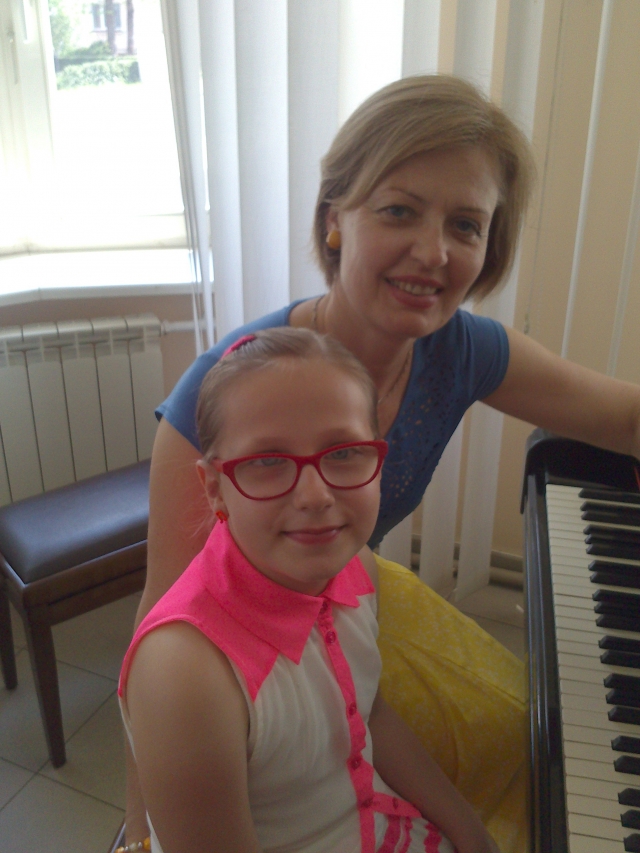 Į rečitalį muzikos mylėtojus pakvietusi Patricija Peciukonytė su mokytoja Aušra Baltrūniene. Asmeninio archyvo nuotr.