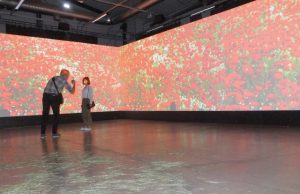 Vienas iš gausybės meno projektų – muzikinė Vladimiro Tarasovo vaizdo instaliacija „1960-ieji“. Žiūrovai galėjo prisėsti ant tikro šieno