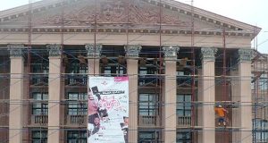 Lietuvos delegacija prie  Batumio nacionalinio  dramos teatro. Teatro archyvo nuotr.