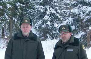 Miškų urėdo pavaduotojas Gintautas Baronas (kairėje) ir Rokiškio girininkas Ričardas Mieliauskas.