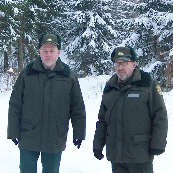 Miškų urėdo pavaduotojas Gintautas Baronas (kairėje) ir Rokiškio girininkas Ričardas Mieliauskas.