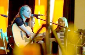 Edita kartu su estradinio dainavimo mokytoja Elinga Astrauskiene konkurse.