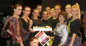 Žiūrovų prizo laimėtoja – šokių grupė „Fiesta“ ir jos vadovė  S.Skardžiuvienė. Karolinos Susnytės nuotr.