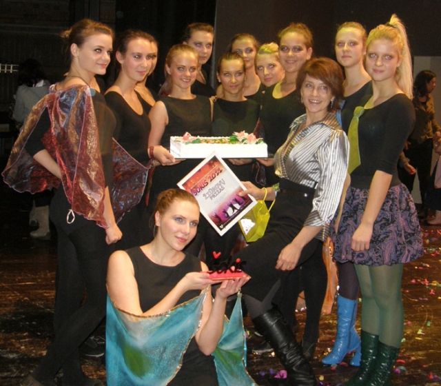 Žiūrovų prizo laimėtoja – šokių grupė „Fiesta“ ir jos vadovė  S.Skardžiuvienė. Karolinos Susnytės nuotr.