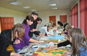 Aukštakalnių kultūros namuose vaikai mokėsi koliažo technikos. Jaunimo centro archyvo nuotr.