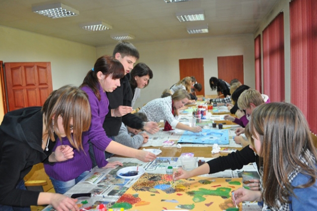 Aukštakalnių kultūros namuose vaikai mokėsi koliažo technikos. Jaunimo centro archyvo nuotr.