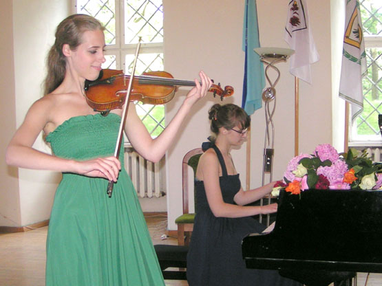 Justina (kairėje) ir Simona jau ketvirti metai supažindina rokiškėnus su jaunąja menininkų karta. J. ir S. Zajančauskaičių asmeninio archyvo nuotr.