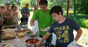 Sraigių patiekalus pardavinėjo R.Pupelis  su sūnumi Luku: kaip ir dera gurmaniškų patiekalų padavėjams