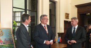 Prezidentui Bronislavui  Marijai Komorovskiui įteikęs regalijas meras Antanas  Vagonis (dešinėje) sakė