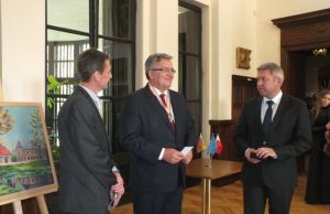 Prezidentui Bronislavui  Marijai Komorovskiui įteikęs regalijas meras Antanas  Vagonis (dešinėje) sakė