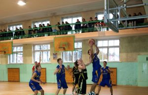 Debiutas neprisvilo: „Darola“ – tarp lyderių Kėdainių "Nevėžio 2" jauniesiems krepšininkams nebuvo lengva prasiskinti kelią link krepšio. L.Dūdaitės nuotr.