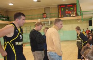 „Darolai“ piniginės baudos, kurčiųjų rinktinei – pralaimėjimas Dauguma „Darolos“ rungtynių baigėsi be incidentų: tuo ypač patenkintas komandos treneris Vitalijus Jocys (viduryje). D.Zibolienės nuotr.