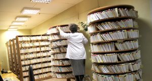 PASPC tebesaugo visų pacientų asmens sveikatos korteles. D.Zibolienės nuotr.