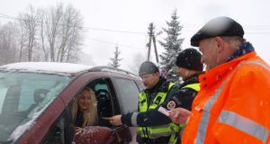 Policijos pareigūnai Valdis Kariniauskas ir Arnoldas Klimovičius bei VĮ „Panevėžio regiono keliai“ Rokiškio kelių tarnybos viršininkas Stanislovas Dambrauskas įteikė dovanų bajoriškei vairuotojai. L.Dūdaitės nuotr.
