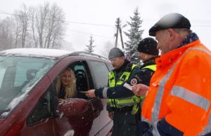 Saugaus eismo dieną – kelininkų ir policijos dovanos Policijos pareigūnai Valdis Kariniauskas ir Arnoldas Klimovičius bei VĮ „Panevėžio regiono keliai“ Rokiškio kelių tarnybos viršininkas Stanislovas Dambrauskas įteikė dovanų bajoriškei vairuotojai. L.Dūdaitės nuotr.