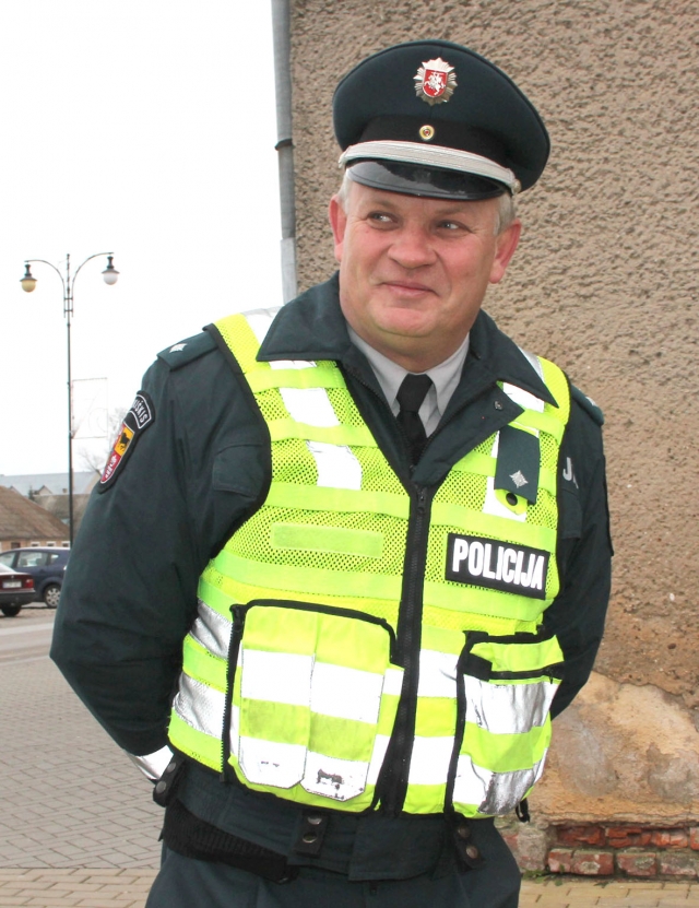 Policijos pareigūnas Algis Berniūnas negailėjo priekaištų nedrausmingiems ir savęs nesaugantiems pėstiesiems. D. Zibolienės nuotr.