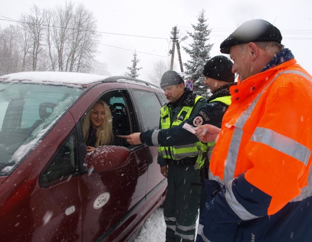 Policijos pareigūnai Valdis Kariniauskas ir Arnoldas Klimovičius bei VĮ „Panevėžio regiono keliai“ Rokiškio kelių tarnybos viršininkas Stanislovas Dambrauskas įteikė dovanų bajoriškei vairuotojai. L.Dūdaitės nuotr.